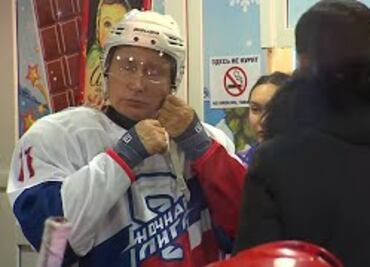 Putin juega hockey sobre hielo en la Plaza Roja de Moscú