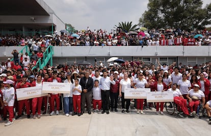 Martí Batres entrega estímulos económicos a deportistas de la CDMX; constan de 5 mil pesos
