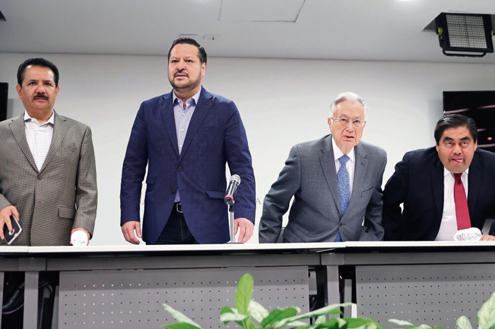 Los coordinadores en el Senado Luis Sánchez (PRD), Fernando Herrera (PAN), Manuel Bartlett (PT), y Miguel Barbosa ofrecieron una conferencia de prensa para explicar la ruta a seguir en el caso de la destitución del titular de la FEPADE. (LUCÍA GODÍNEZ.