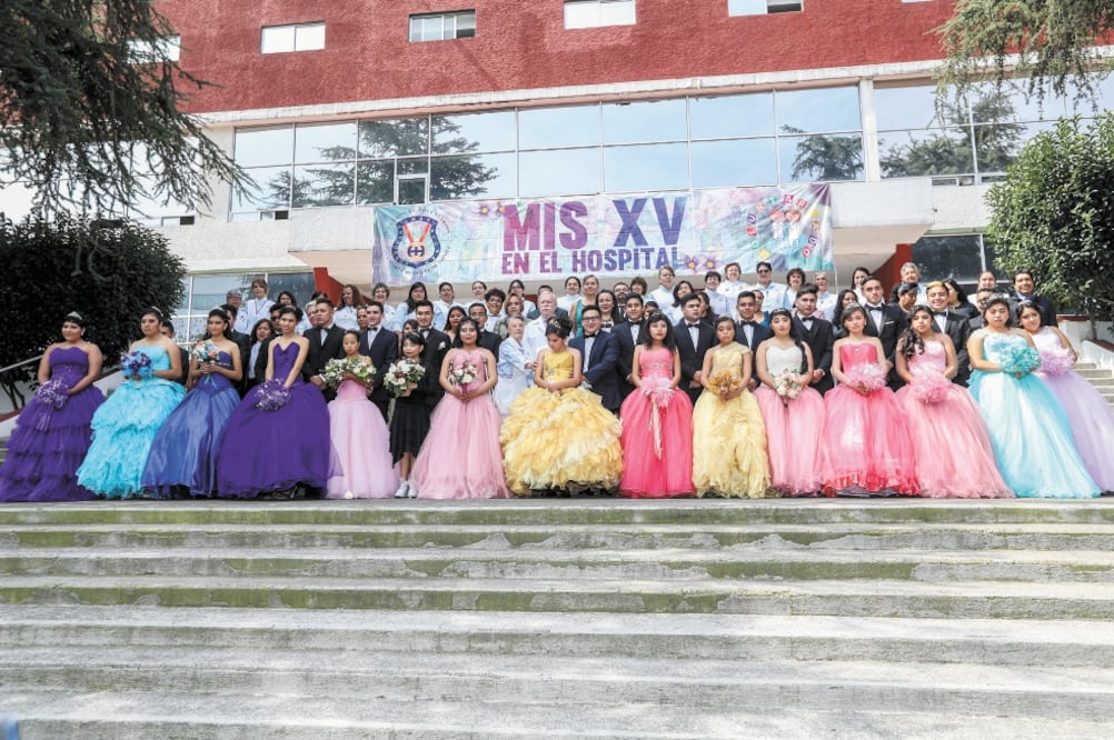 Por parte del programa Mis XV en el Hospital, ayer 15 jóvenes con diversos padecimientos celebraron su cumpleaños en el Hospital Infantil de México Federico Gómez. Foto: GERMÁN ESPINOSA. EL UNIVERSAL