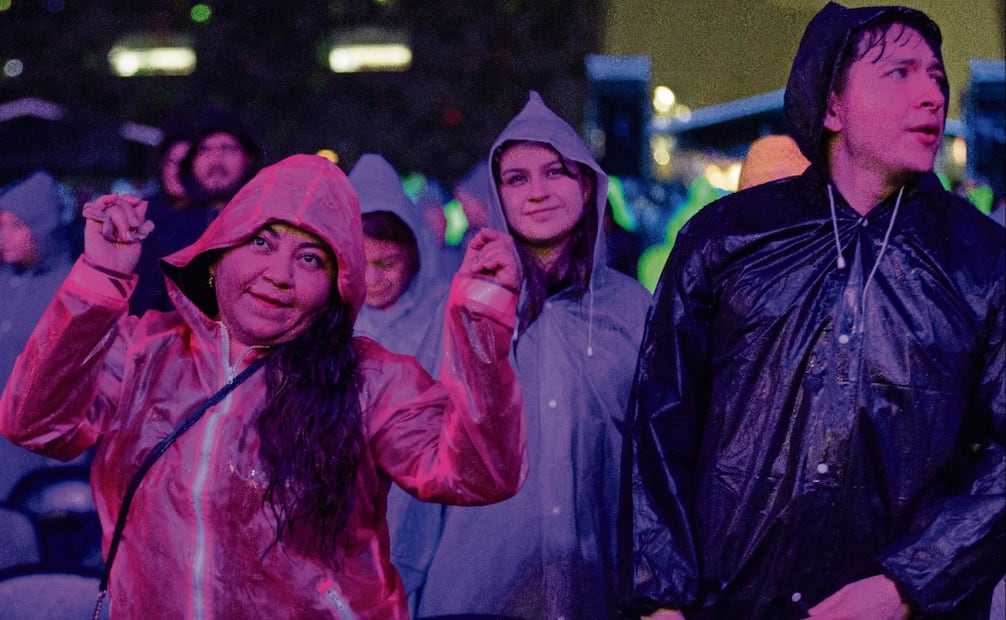 Los impermeables se convirtieron en el outfit de la noche entre familias y grupos de fans en el estadio. Fotos: Hugo Salvador y Jesús Díaz / EL UNIVERSAL