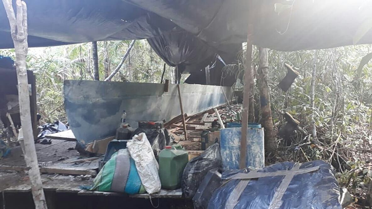 En un astillero rudimentario en la jungla de la zona suroccidental de Colombia, policías y militares colombianos descubrieron un semisumergible en construcción financiada por el cártel de Sinaloa (Foto: Policía Nacional de Colombia) 