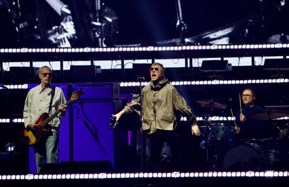 Noel y Liam Gallagher le ponen energía al estadio GNP. Foto: Germán Espinosa/EL UNIVERSAL.