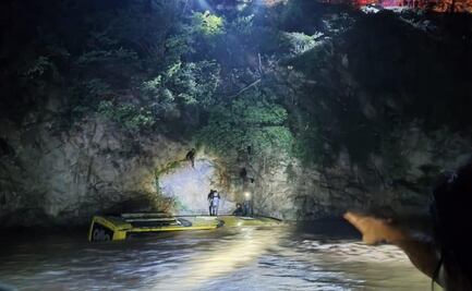 Volcadura de autobús deja tres muertos y 16 heridos en carretera de Guerrero; vehículo cayó a un río 