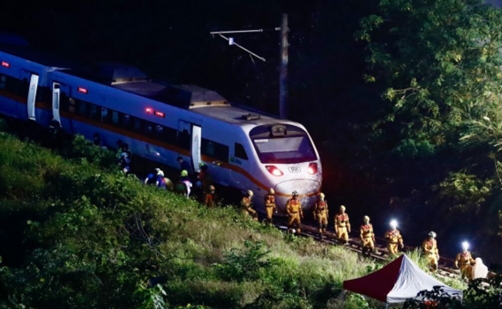 Descarrila el tren "Taroko Express" en Taiwán, el peor accidente de los últimos 40 años
