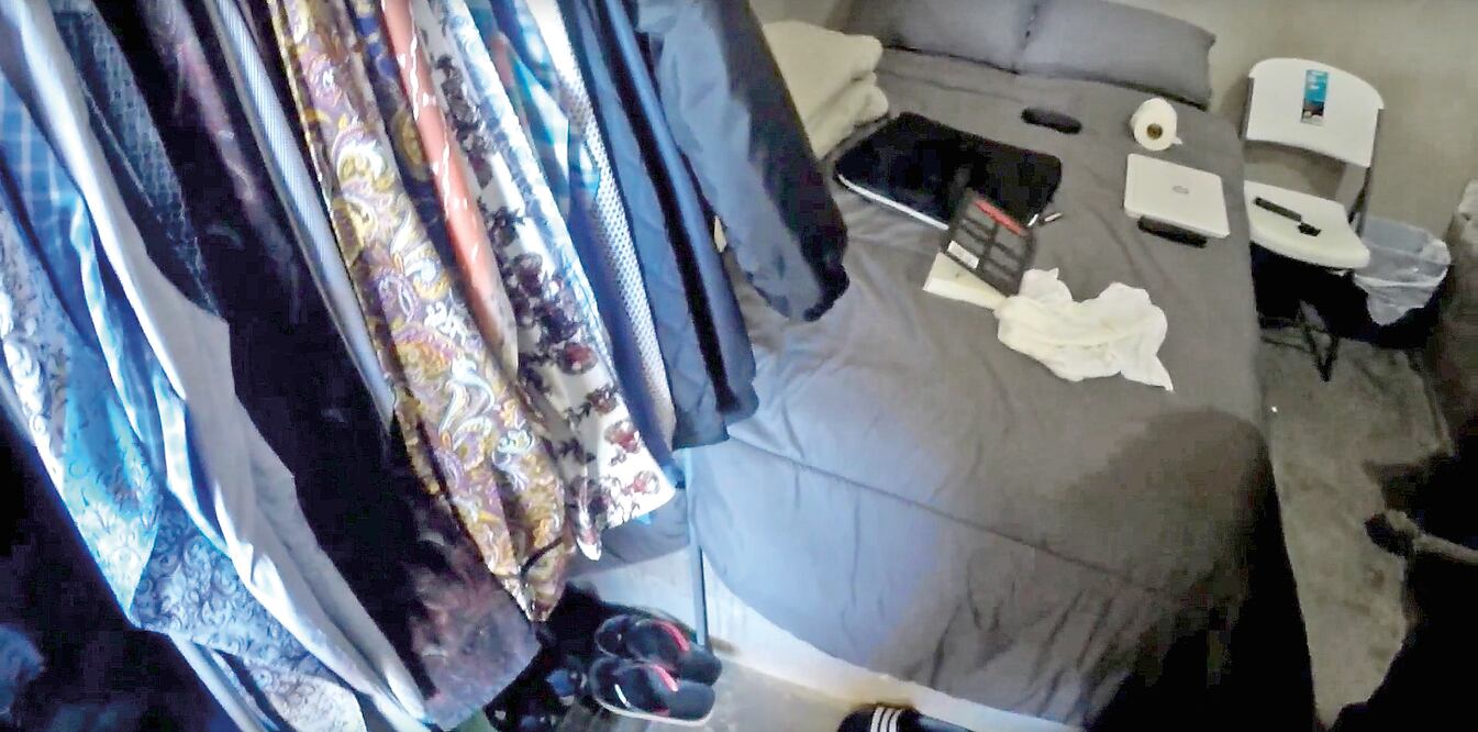 Pese a estar alejado de la civilización, en la vivienda en la que se refugiaba el narcotraficante se encontraron camisas de seda (CORTESÍA DE LA MARINA)