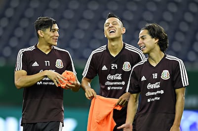 Diego Laínez y jugadores del Tri reciben su novatada 