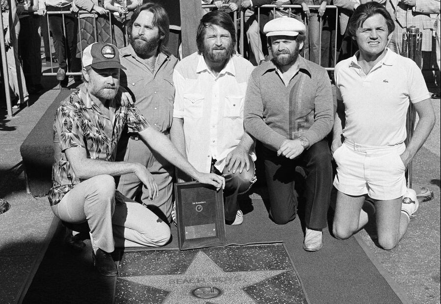 Los miembros de The Beach Boys, de izquierda a derecha: Mike Love, Carl Wilson, Brian Wilson, Al Jardine y Bruce Johnston, posan con su estrella en el Paseo de la Fama de Hollywood, durante una ceremonia en Los Ángeles el 30 de diciembre de 1980. Foto AP/Lennox McLendon, Archivo.