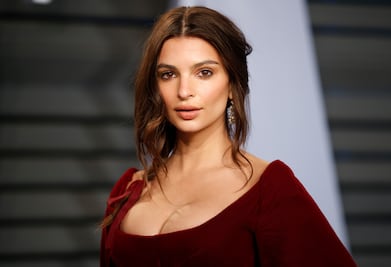 Emily Ratajkowski presume diamantes de la mejor manera: en topless