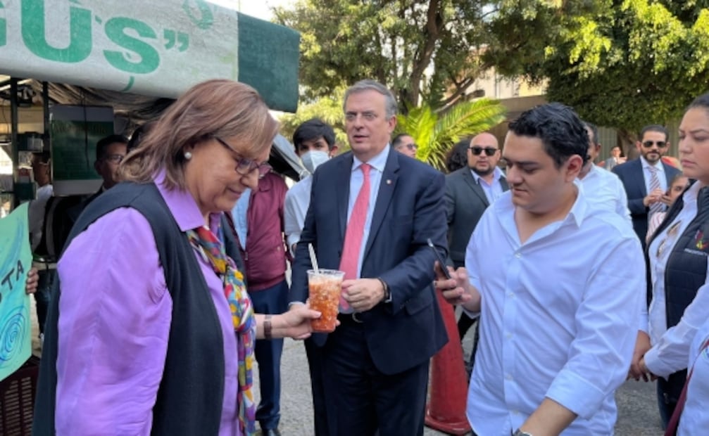 Captan a Ebrard y a su esposa comiendo "guacamayas" durante gira de trabajo en León