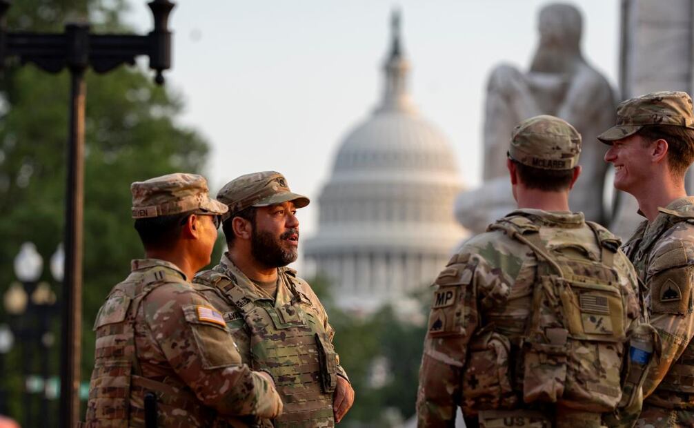Soldados de la Guardia Nacional del Distrito de Columbia conversan en la Estación Union, con el Capitolio de Estados Unidos a sus espaldas, en Washington, el viernes 15 de agosto de 2025. Foto: AP/Archivo