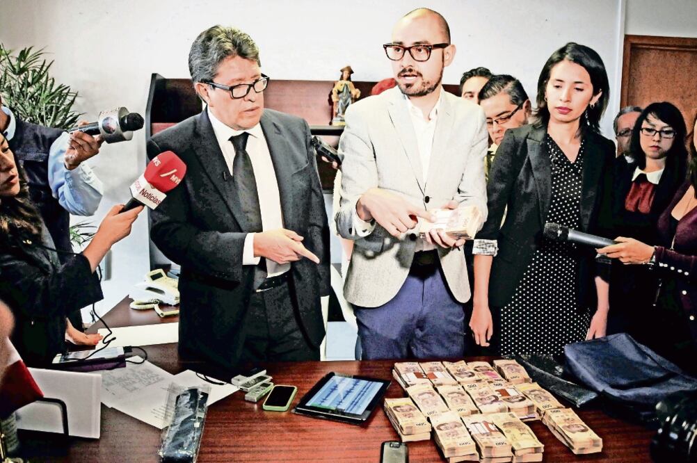 El 13 de octubre de 2015 un sujeto desconocido dejó a la secretaria de Ricardo Monreal una maleta con 1.5 millones de pesos en efectivo (ARCHIVO EL UNIVERSAL)