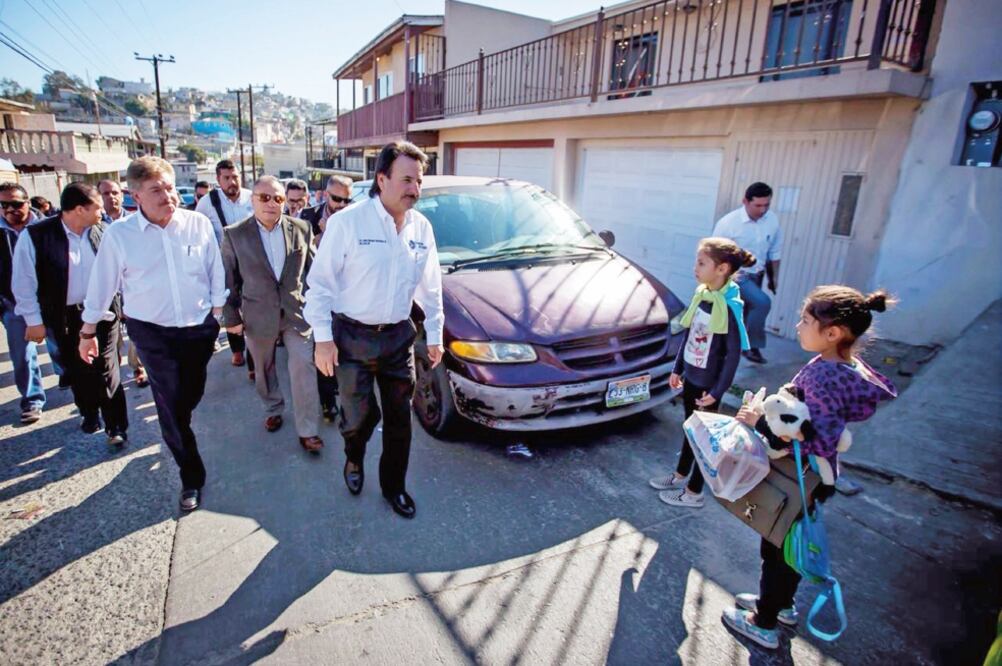 Recorrido. El gobernador Francisco Vega de Lamadrid y el alcalde de Tijuana, Juan Gastélum, visitaron la zona afectada. (CORTESÍA ALCALDÍA DE TIJUANA)