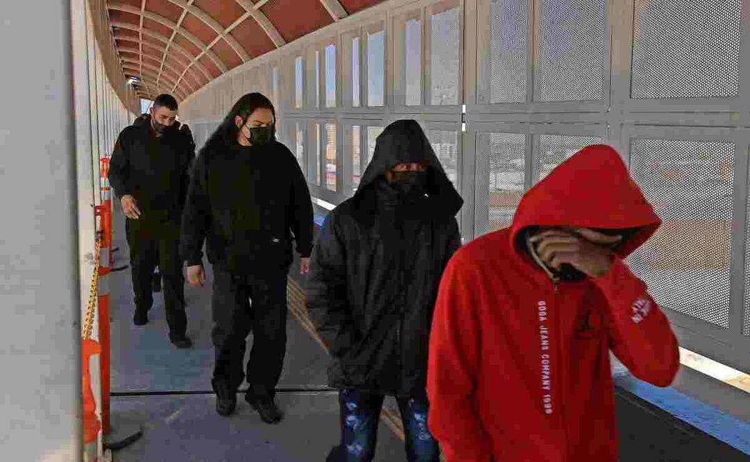 Migrantes deportados de Estados Unidos cruzan el puente Internacional Paso del Norte, en Ciudad Juárez, Chihuahua. (29/01/2025) Foto: Luis Torres | EFE