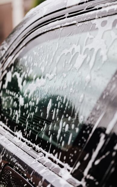 ¿Hay peligro de lavar mi auto eléctrico en casa?