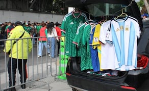Mercancía pirata en el Mundial de 2026 - Foto: Maritza Villagómez | EL GRÁFICO