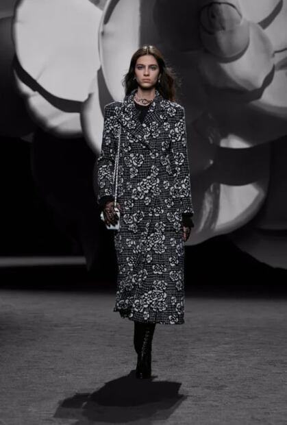 Chanel exalta la belleza de la camelia en su colección más reciente