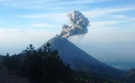 Cierran aeropuerto de Colima por ceniza volcánica
