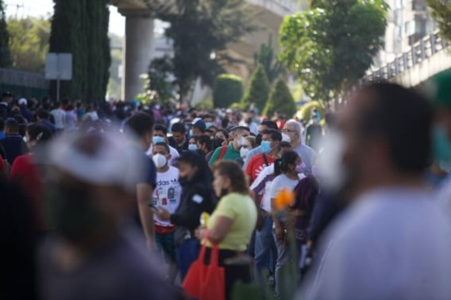 Caos y filas inmensas: así fue la vacunación contra Covid en la Escuela Naval Militar