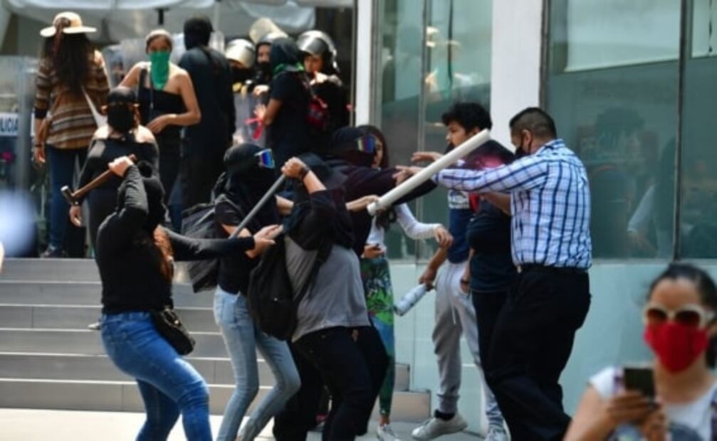 Feministas instalan puestos afuera de Reforma 222 y agreden a clientes 