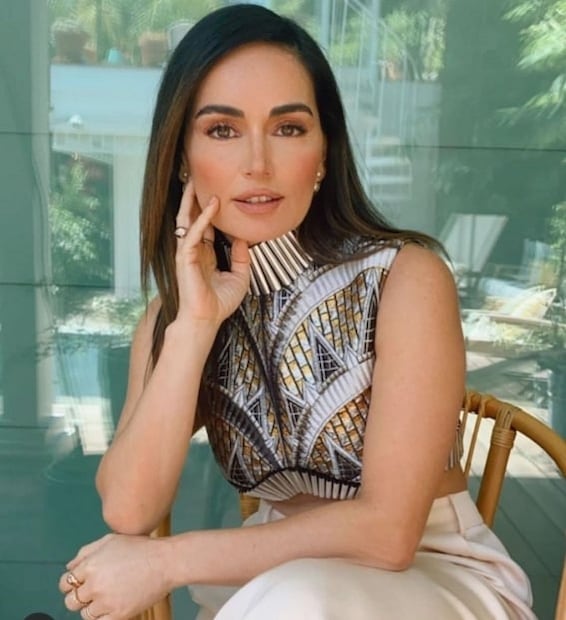 El impecable look de saco sin blusa de Ana de la Reguera