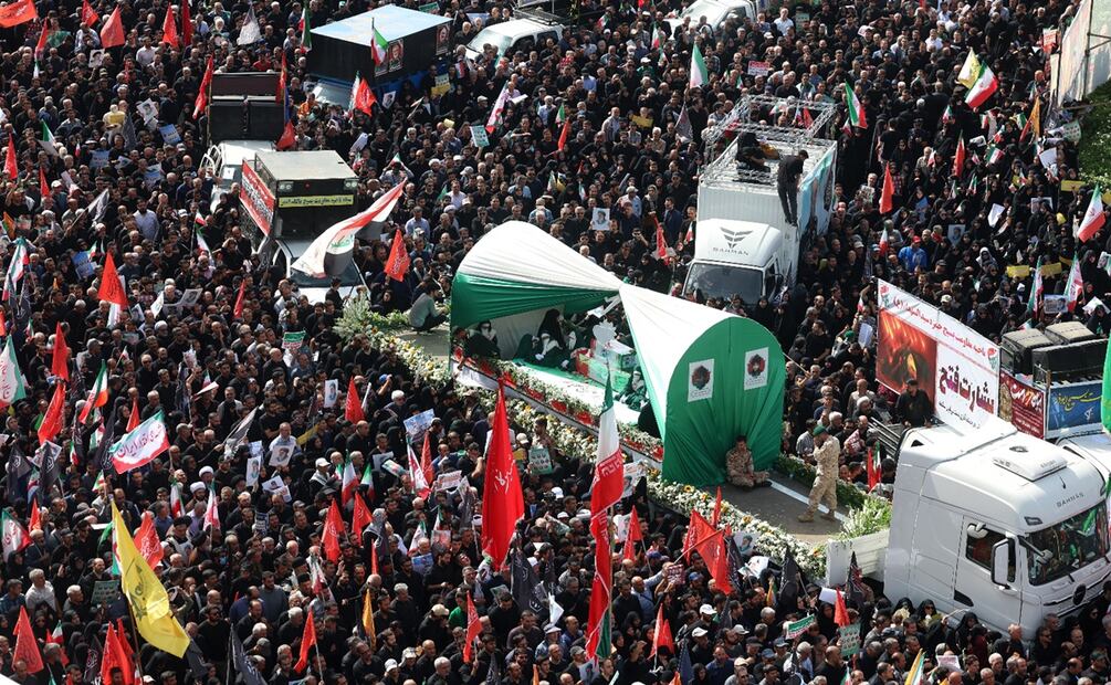 Cientos de iraníes llenaron las calles del centro de Teherán para asistir al funeral del jefe de la Guardia Revolucionaria y de otros altos mandos y científicos nucleares muertos durante una guerra de 12 días con Israel. Foto: EFE