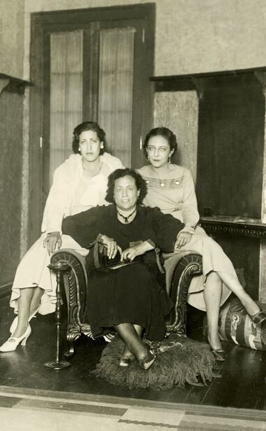Luz Corral en la “Quinta Luz”, tomada el 30 de octubre de 1934; a su lado está su secretaria particular y una amiga, pero no se tienen datos de ellas. Entre las amistades más importantes de “La Güera” estuvo Cuca Rivera de Ochoa, Gloria Duval y Cleo Terrazas. Foto: Archivo EL UNIVERSAL.