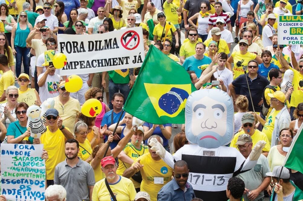Brasileños exigieron la renuncia de la presidenta Dilma Rousseff, en la avenida Paulista, en Sao Paulo (SEBASTIÃO MOREIRA. EFE)