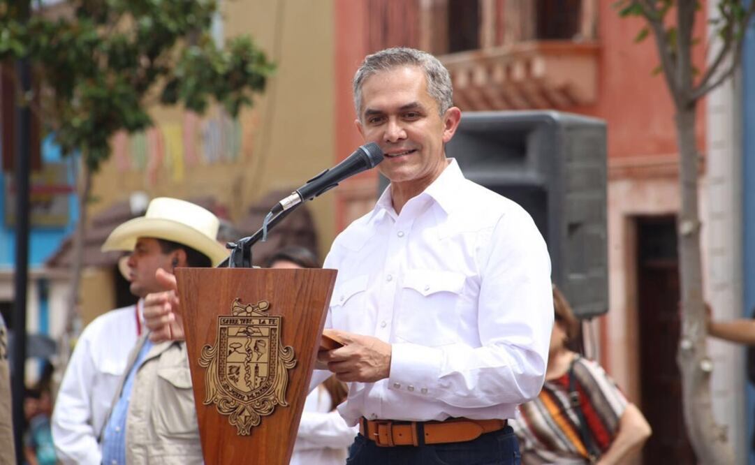 El jefe de Gobierno de la Ciudad de México, Miguel Ángel Mancera durante su gira por Chihuahua (Foto: Cortesía)