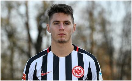 Corren a futbolista del Frankfurt por hacerse un tatuaje