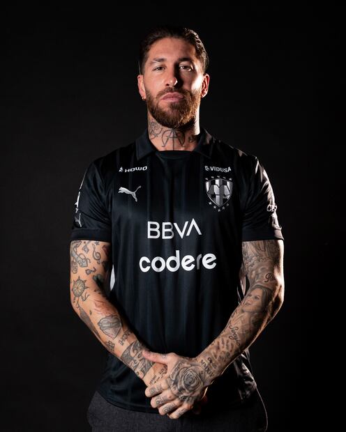 Ramos posa con la camiseta suplente del Monterrey / Foto: Especiales