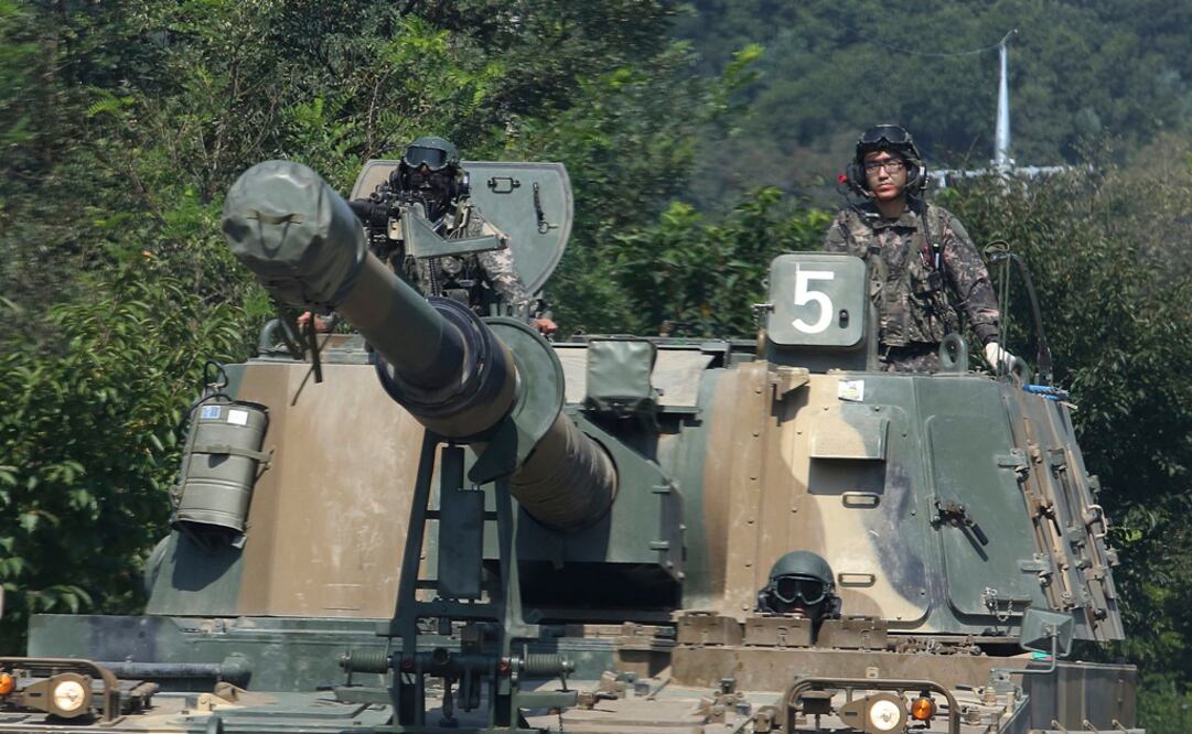 Soldados del ejército surcoreano manejan un tanque K-55 autopropulsado. Foto: AP