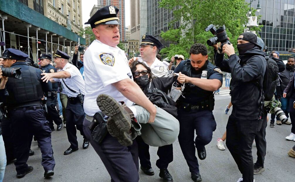 Un manifestante fue arrestado en protesta contra el Servicio
de Inmigración y Control de Aduanas, en Nueva York. Foto: Leonardo Muñoz / AFP