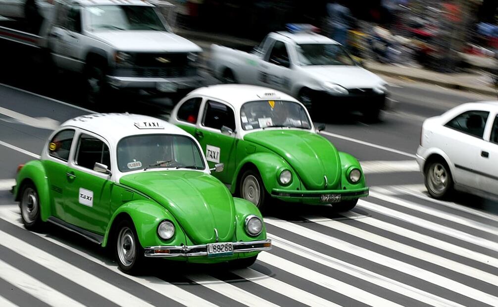 Imagen del 28 de julio del 2003. El vocho fue muy común en el servicio de taxis capitalinos, pero una legislación estableció que el automóvil para transporte concesionado debía contar con cuatro puertas, lo que perjudicó la permanencia del escarabajo en las calles como auto de alquiler. Foto: Jorge Uzon/AFP.