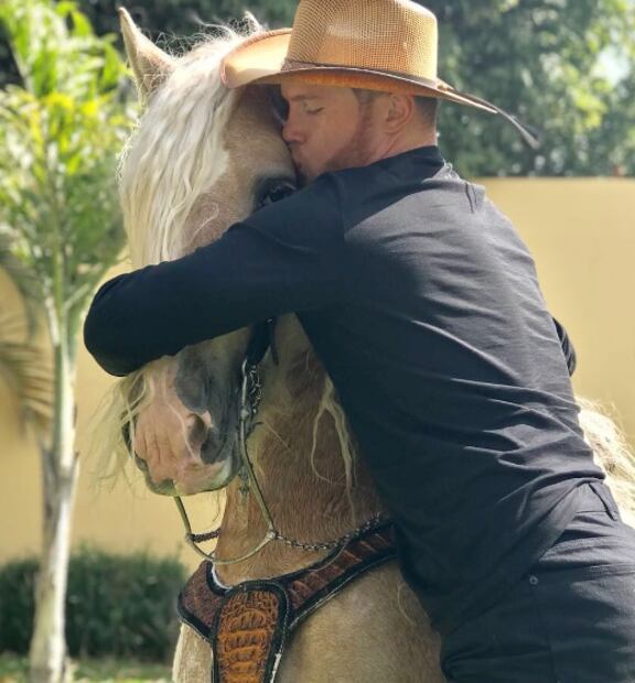 Canelo Álvarez, los lujos con los que vive el boxeador: caballos pura sangre, autos y mansiones