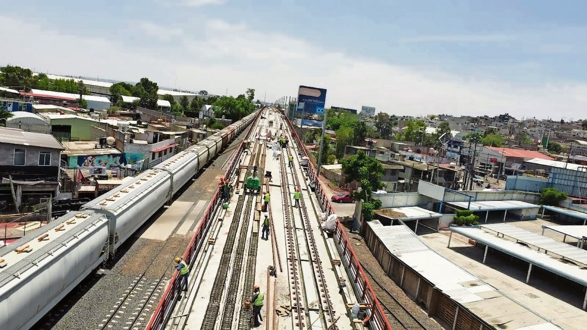 Trabajadores ajustan detalles de las vías, las cuales aún no cuentan con durmientes, y realizan otras obras complementarias de la ampliación del Suburbano al AIFA. Foto: de Arturo Contreras. El Universal