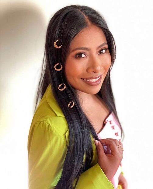 Yalitza Aparicio luce radiante con traje verde lima y crop top
