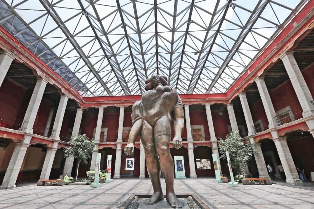 Las obras son exhibidas en el patio del recinto cobijadas por la obra de Cuevas La Giganta (JUAN CARLOS REYES. EL UNIVERSAL)