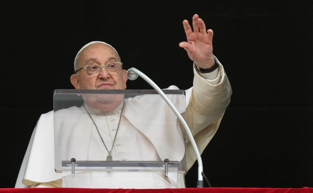 El papa aseguró que hay que eliminar la mentalidad "clerical y machista" en la Curia. Foto: EFE