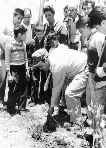Santiago Ramírez Galicia plantando un árbol en el Parque del Tepeyac, junto a niños del GERM. Foto: Cortesía Santiago Ramírez Pérez/ESPECIAL.