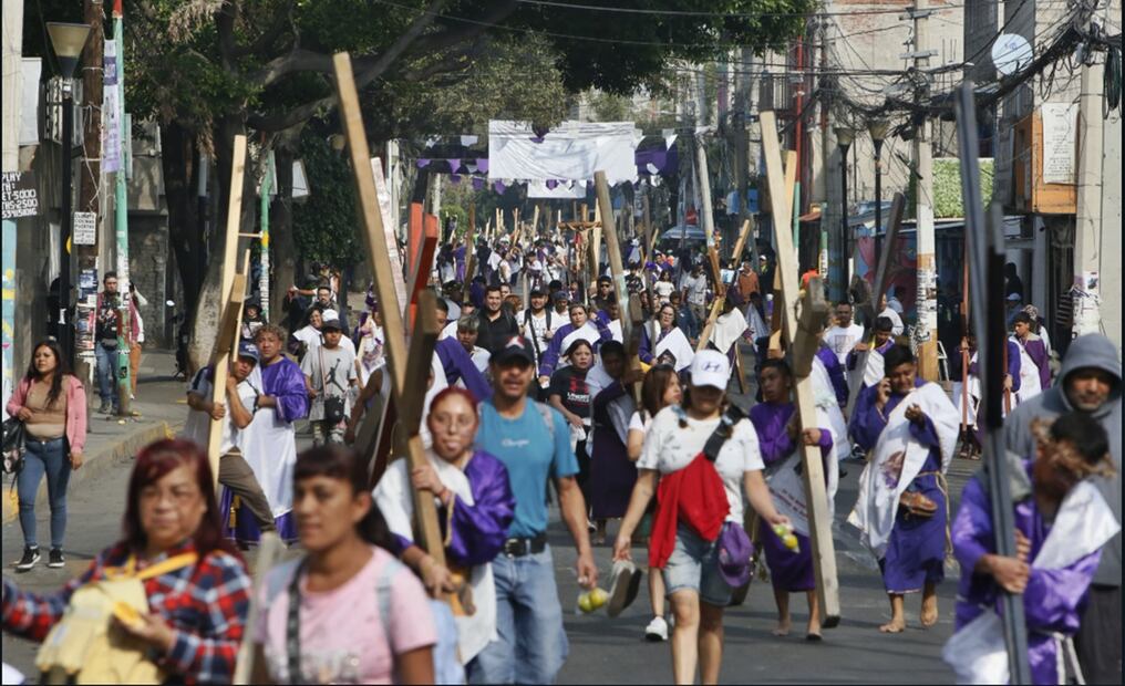 Nazarenos recorren las calles de Iztapalapa durante la 182 Representación de la Pasión de Cristo en Iztapalapa, el viernes 18 de abril de 2025. Foto: Darío Luna / EL UNIVERSAL