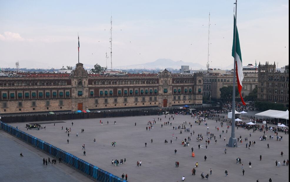 Vallas metálicas fueron colocadas en los alrededores de Palacio Nacional y la Catedral Metropolitana en el Zócalo de la Ciudad de México ante las movilizaciones de la CNTE y la Generación Z, el martes 11 de noviembre de 2025. Foto: Fernanda Rojas/EL UNIVERSAL