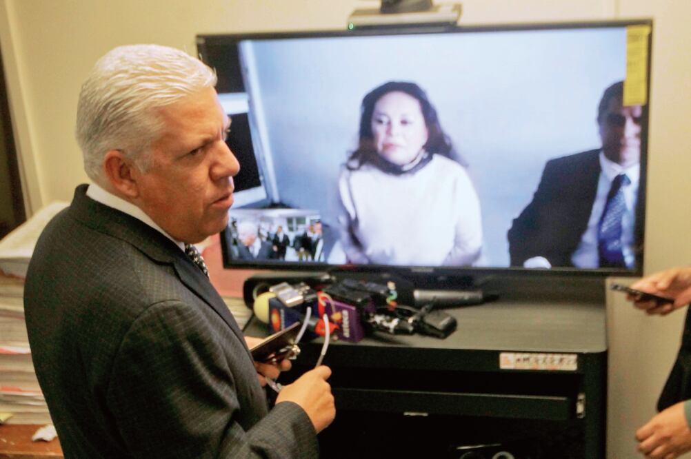 El abogado de Elba Esther Gordillo Morales, Marco Antonio del Toro, afirmó que la justicia de amparo prevaleció y determinó con sentencia que procede la prisión domiciliaria por tratarse de un adulto mayor (ARCHIVO EL UNIVERSAL)