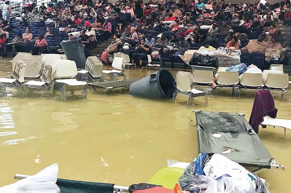 Damnificados vivieron momentos de angustia cuando el centro Bowers Civic, donde se refugiaron, en Port Arthur, Texas, comenzó a inundarse. Las autoridades dijeron que la gente será trasladada a otro sitio. (BEULAH JOHNSON. AP)