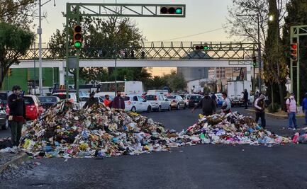 Empleados de Toluca bloquean calles con basura; continúan protestas por adeudo de pagos