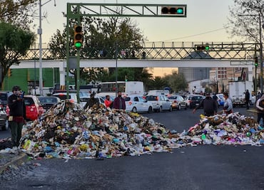 Empleados de Toluca bloquean calles con basura; continúan protestas por adeudo de pagos