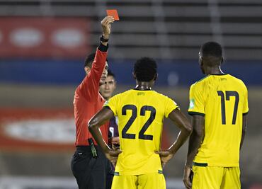Concacaf recibe duro golpe al cambiar a su líder en el arbitraje