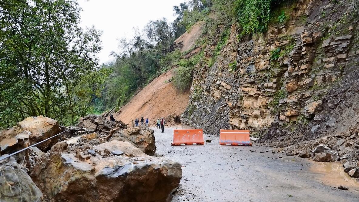 En Tenango de Doria se registraron nuevos derrumbes en el tramo Los Ahilares. Foto Especial