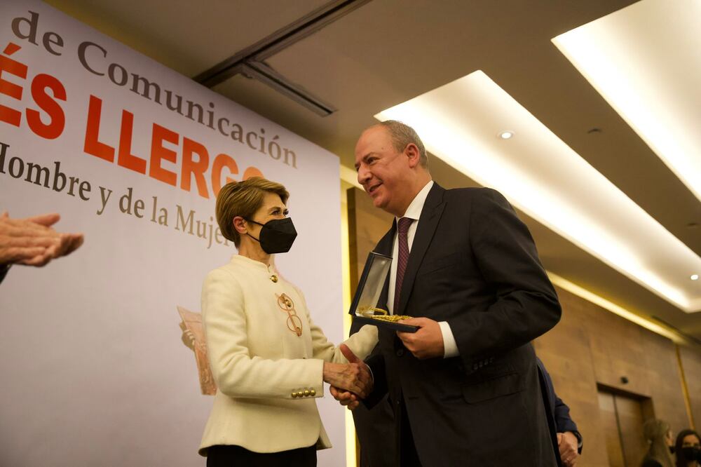 Ealy Lanz Duret recibe el Premio Nacional de Comunicación José Pagés Llergo. Fotografía de Germán Espinosa EL UNIVERSAL