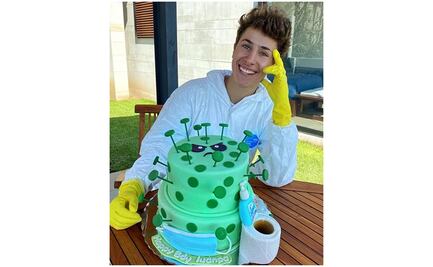 Tachan de insensible a Juanpa Zurita por pastel con forma de coronavirus